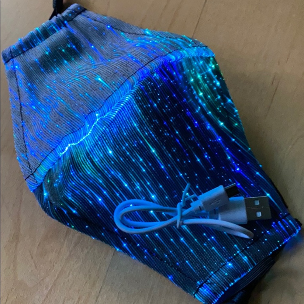 Light Up Mask! 🔥 - Picture 8 of 8